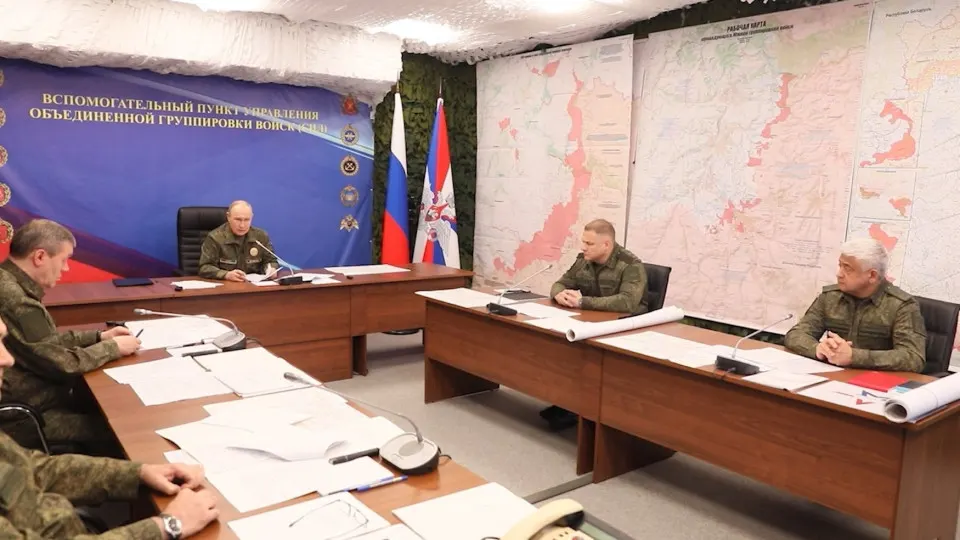 На совещании с военными президент потребовал проанализировать участие союзников Украины в боевых действиях как основание для возможных «ответственных решений» и отдал распоряжение продолжать массированные удары по инфраструктуре, обеспечивающей функционирование военного комплекса Украины.