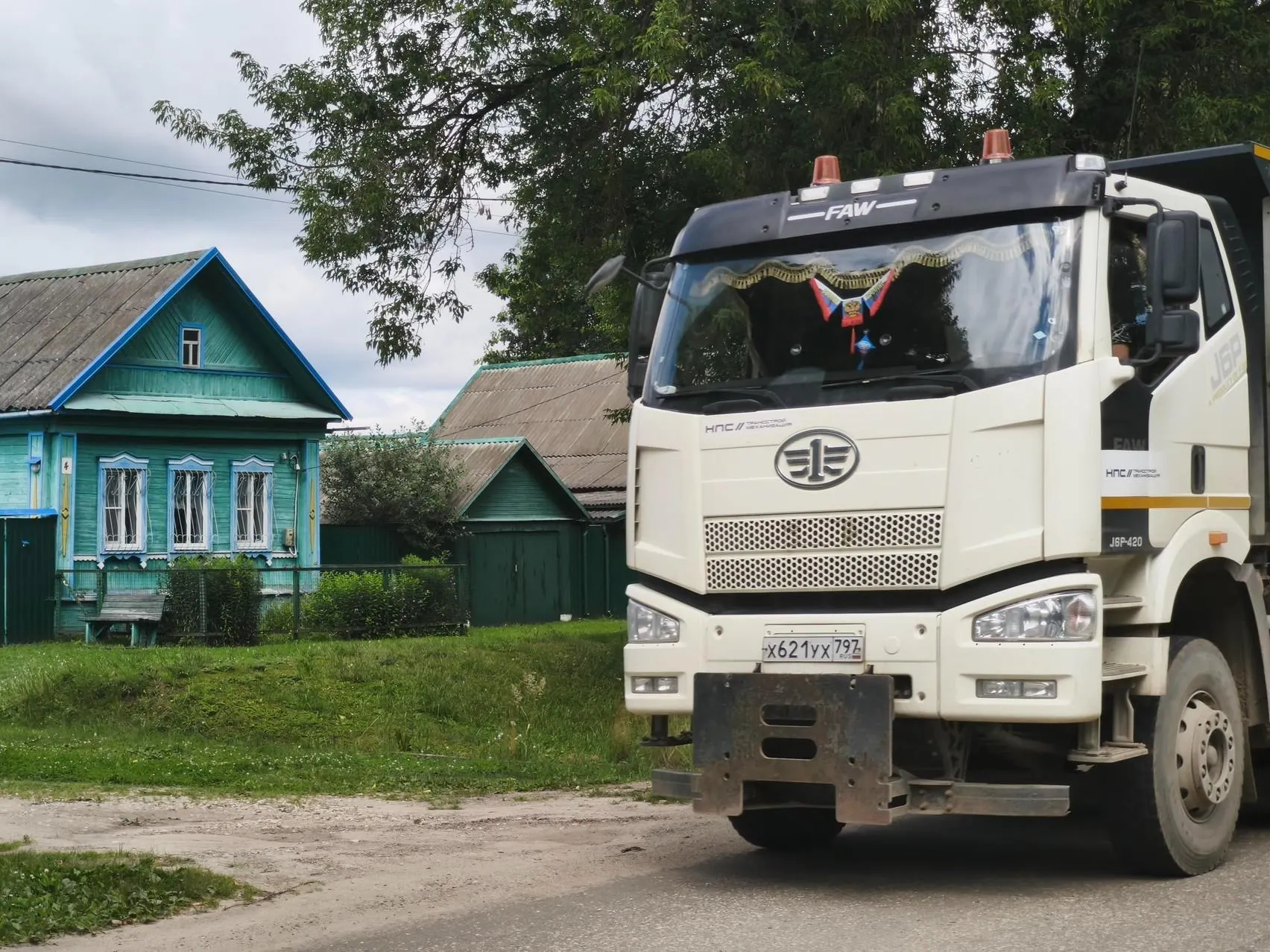 Часть деревень лишилась жилья, другие готовятся к соседству с грузовыми машинами и будущими поездами.