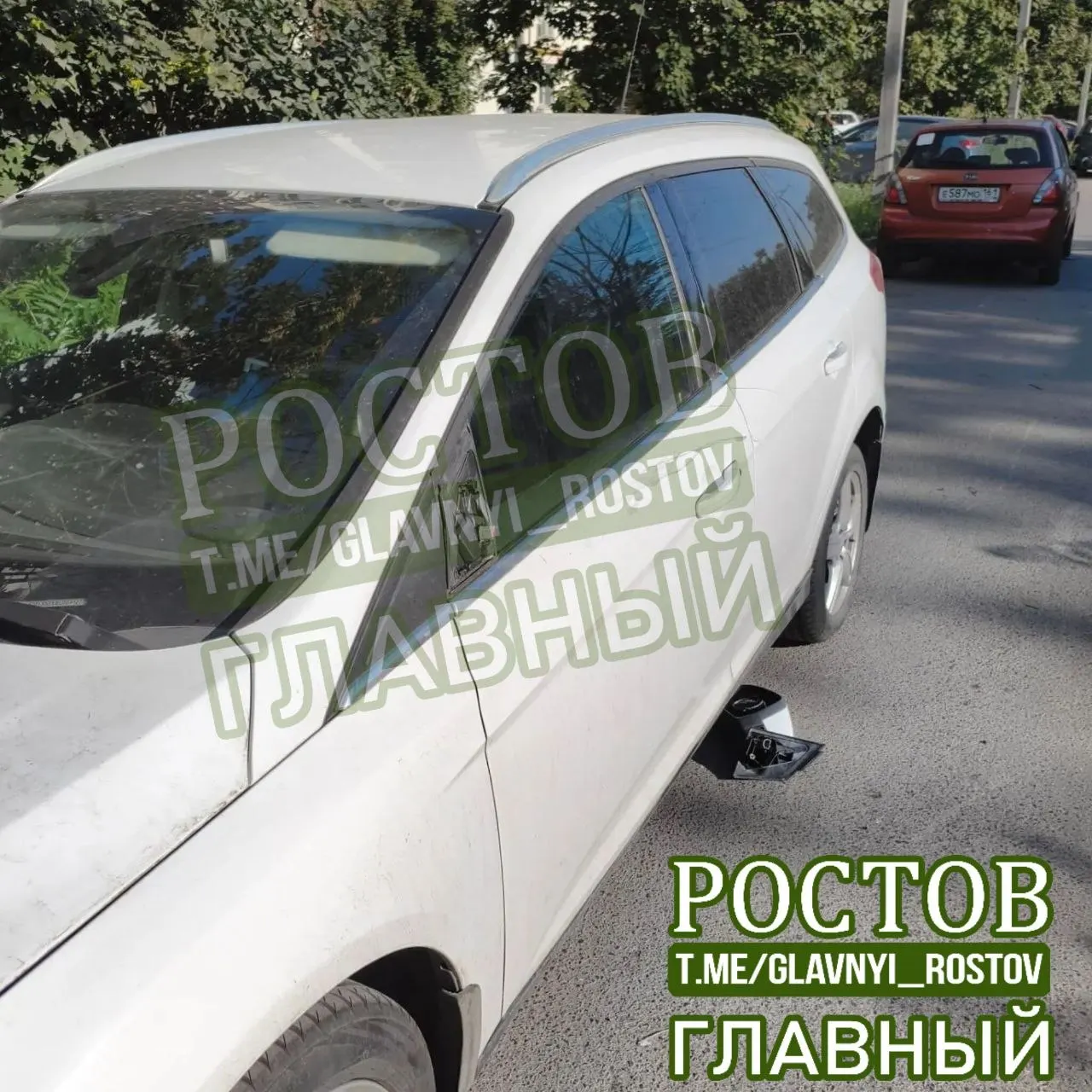 Ростов-на-Дону. Очевидец сообщил о ДТП на улице Ректорской: у автомобиля повреждена водительская сторона, зеркало вырвано, стекло разбито; водитель скрылся с места происшествия.