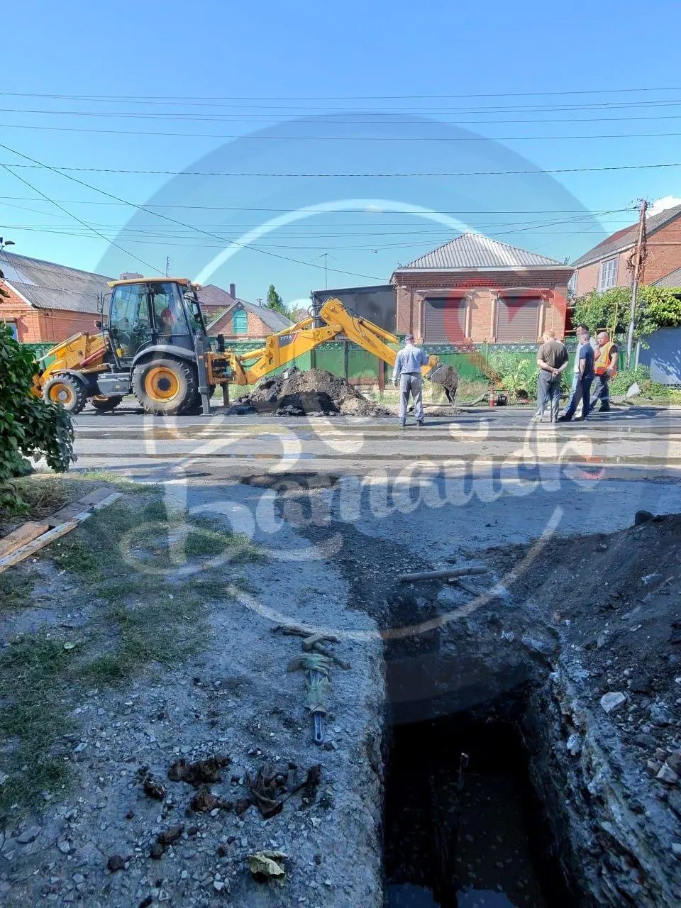 Газовая труба повреждена на улице Заводской в Батайске после попытки самовольной врезки в водопровод. Местные жители просят обходить район.