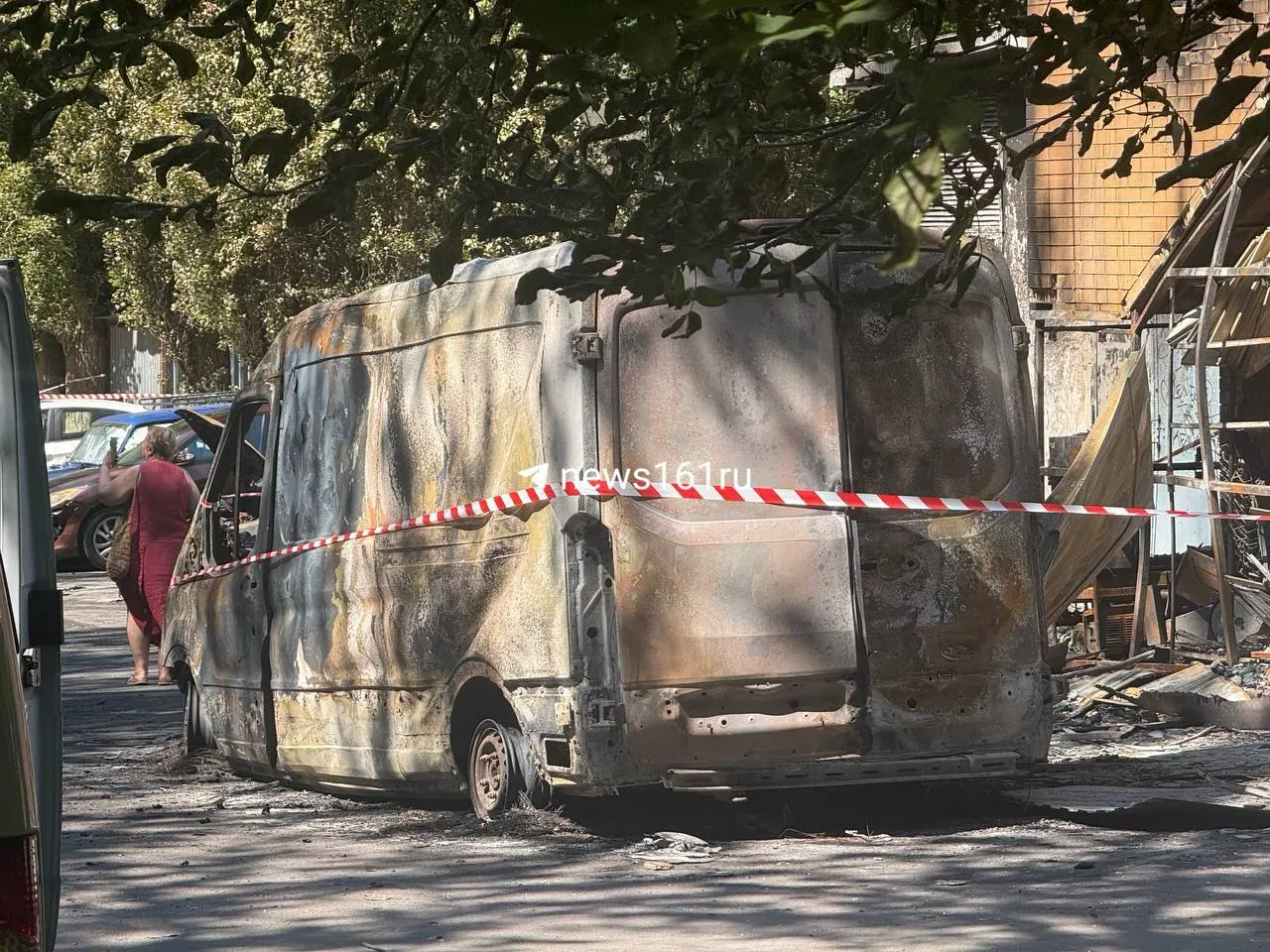 По словам жильцов, во время пожара лопнули окна в нескольких квартирах. Угроза двору вызывает тревогу.