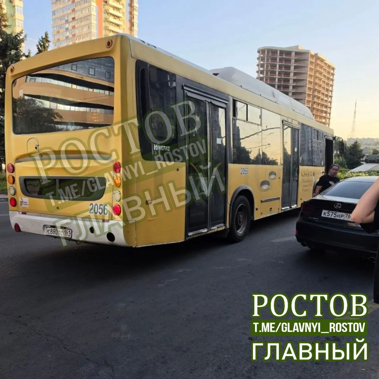 Водитель маршрута 40 высадил всех пассажиров и уехал без объяснения причин, не выдал чеки и не вернул деньги; местные жители требуют разъяснений и возврата средств.