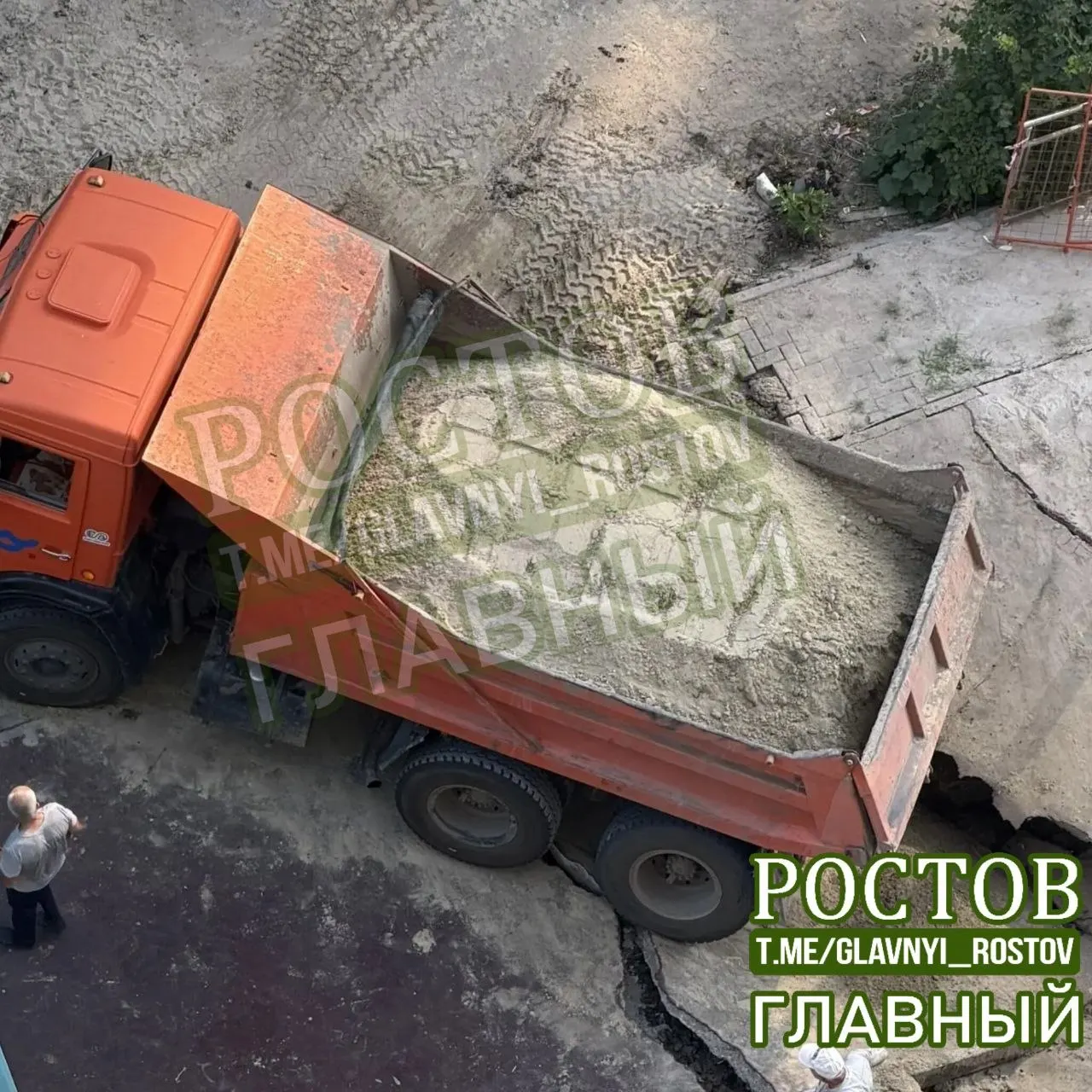 За месяц в одном дворе Ростова-на-Дону произошли шесть порывов холодной воды, ремонт затягивается, дома остаются без холодной и горячей воды.