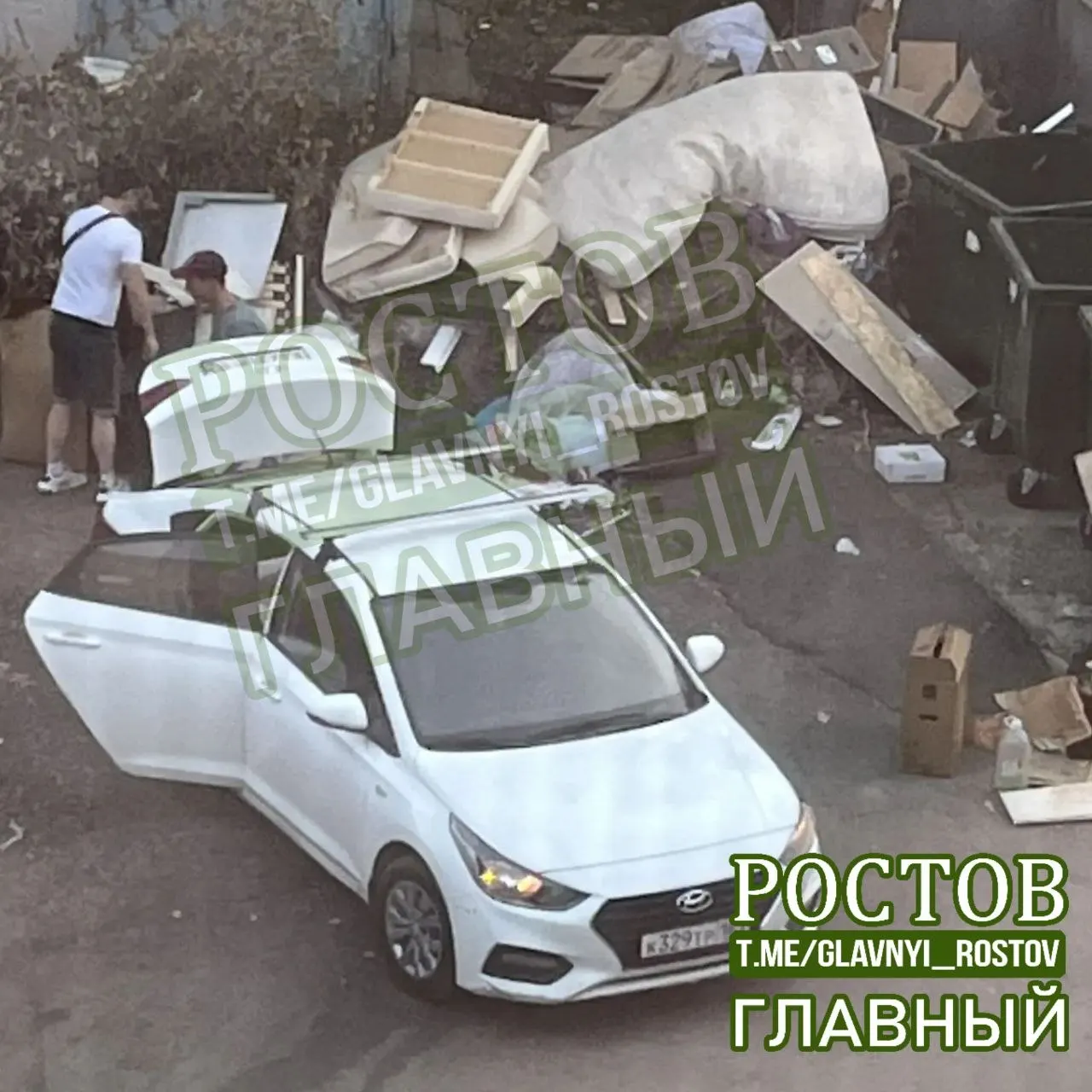 Жители района между домами 22/1 и 22/2 на улице Космонавтов жалуются на невывоз мусора, ветки лежат возле трансформатора, рядом паркуются автомобили — риск возгорания растёт. Проблема требует срочного внимания.