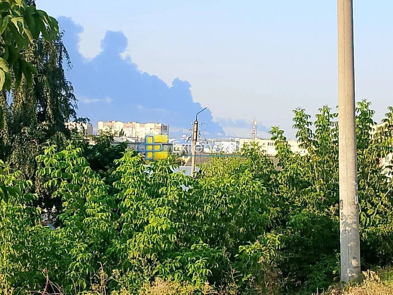 Ночная волна атак БПЛА повлекла пожары на НПЗ в Краснодарском крае, затронула промышленные объекты и инфраструктуру в нескольких регионах. ПВО отразила значительную часть угроз, есть пострадавшие и перебои в воздушном движении.