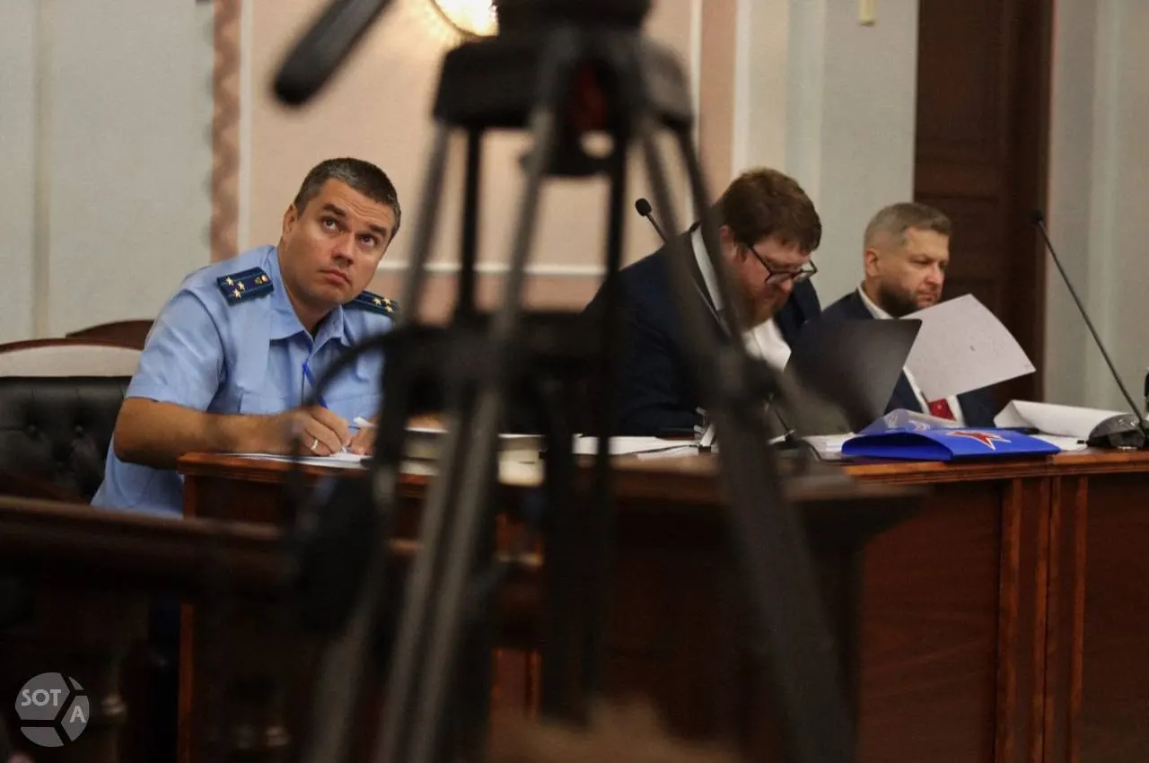 Прокурор частично поддержал иск о снятии партии «Яблоко» с выборов, указав на нарушения в финансировании и использовании интеллектуальной собственности; суду представлен документ Росфинмониторинга.
