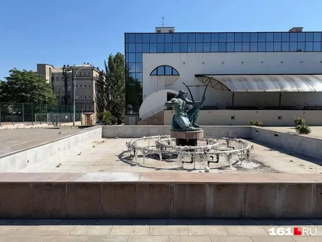 2 августа в Ростове-на-Дону осушили городские фонтаны: несмотря на отсутствие официальных заявлений, чаши фонтанов были пусты в День Воздушно‑десантных войск.
