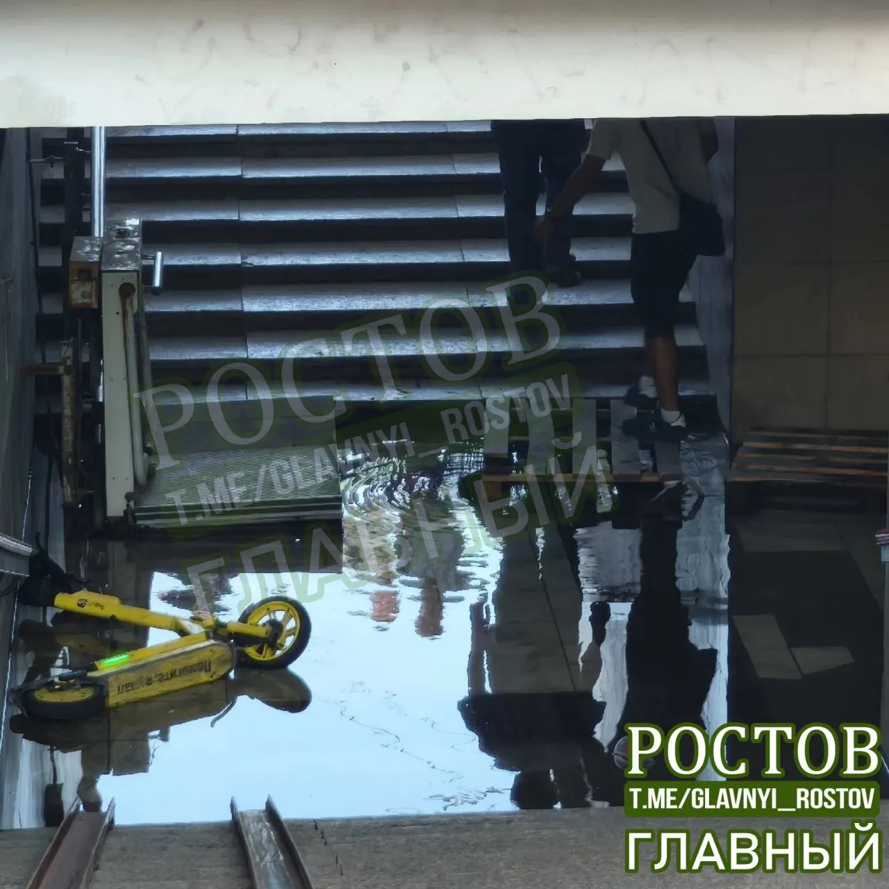 Затопление пешеходного перехода через проспект Шолохова возле Октябрьской площади продолжается третий день; рядом доступен наземный переход примерно в 150 метрах.
