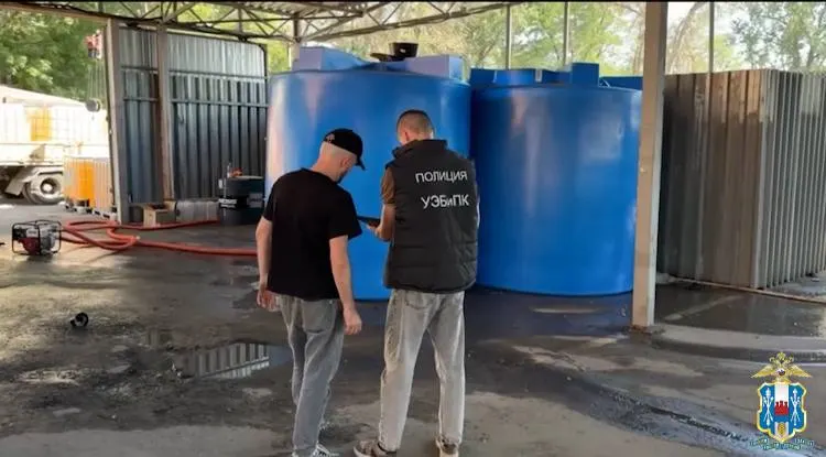 На территории автостоянки обнаружены три ёмкости с бензином АИ-95 общим объёмом около 9000 литров. Топливо предназначалось для техники строительной компании, хранение не соответствовало требованиям пожарной безопасности.