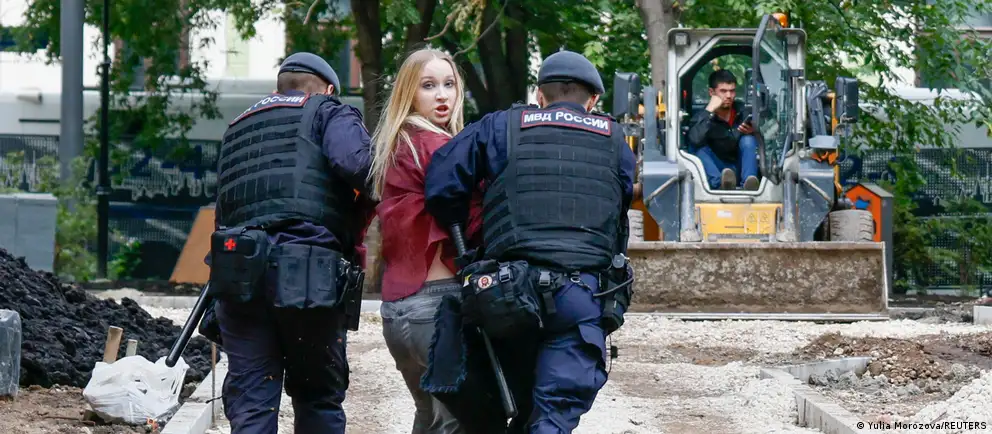 Десятки протестующих задержаны возле здания Верховного суда Москвы во время рассмотрения апелляции партии Яблоко на недопуск к выборам; часть задержаний сопровождается конфискацией телефонов.