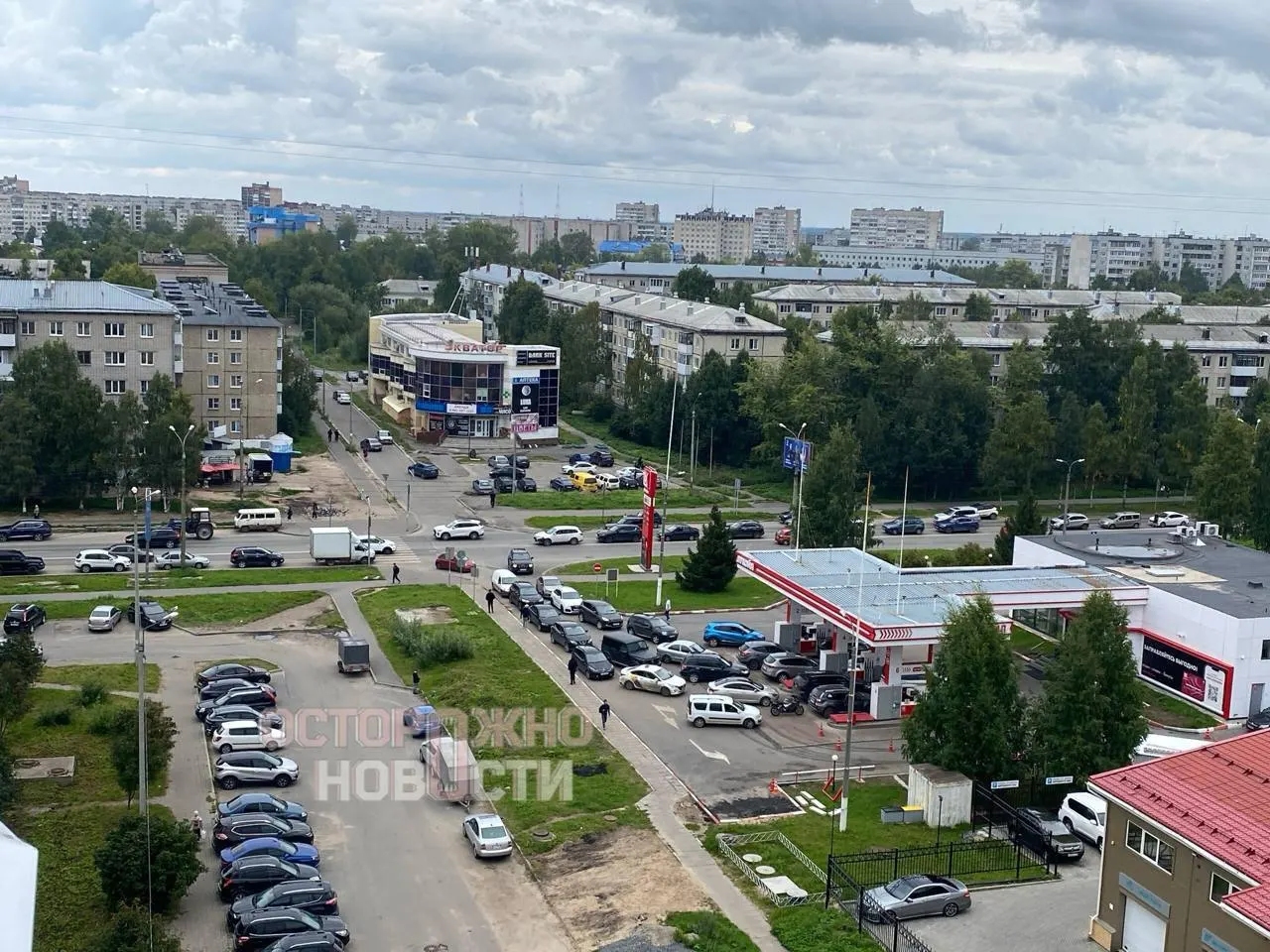 По всей стране отмечаются перебои с бензином и длинные очереди на заправках: ситуация затрагивает регионы от Пензы до Якутска и Архангельска.