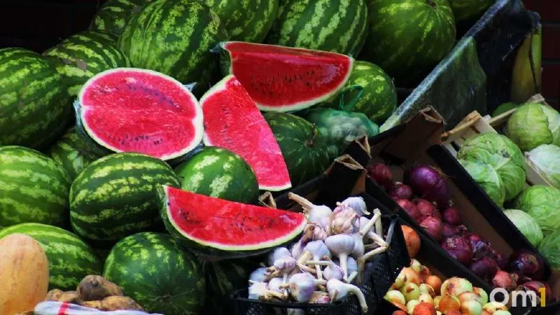 Разрезанные арбузы и дыни могут быстро размножаться микроорганизмами в местах повреждения; покупайте только в официальных точках торговли.