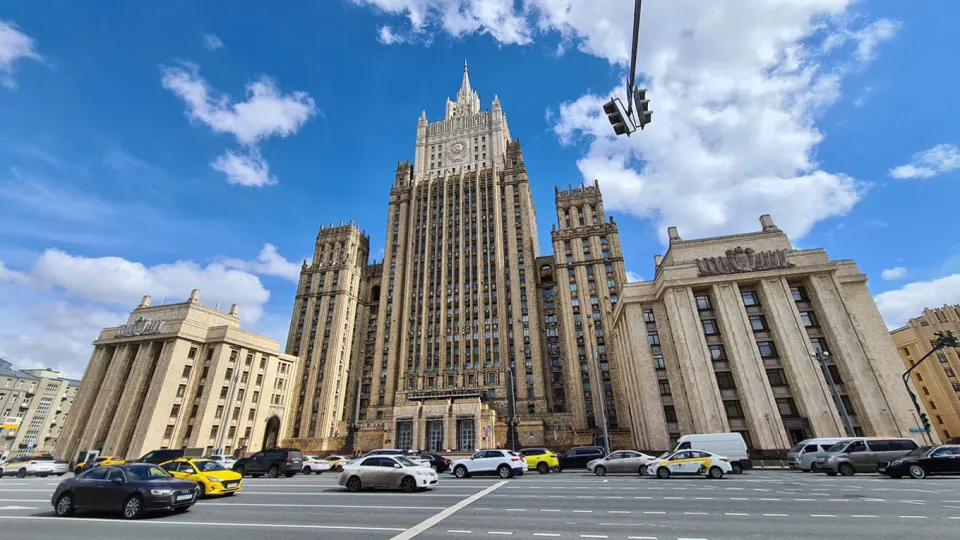 Заместитель министра иностранных дел России заявил, что любые попытки заморозить боевые действия без устранения корневых причин кризиса недопустимы; Запад продолжает поддерживать Киев и усиливает давление на Россию.