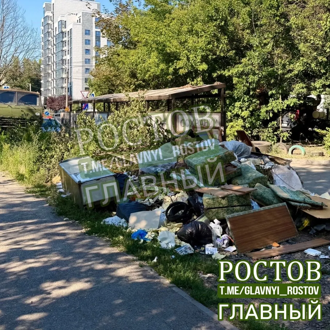 В регионе отмечается накопление отходов возле жилых домов на фоне сбоев вывоза мусора; ситуация требует вмешательства коммунальных служб.