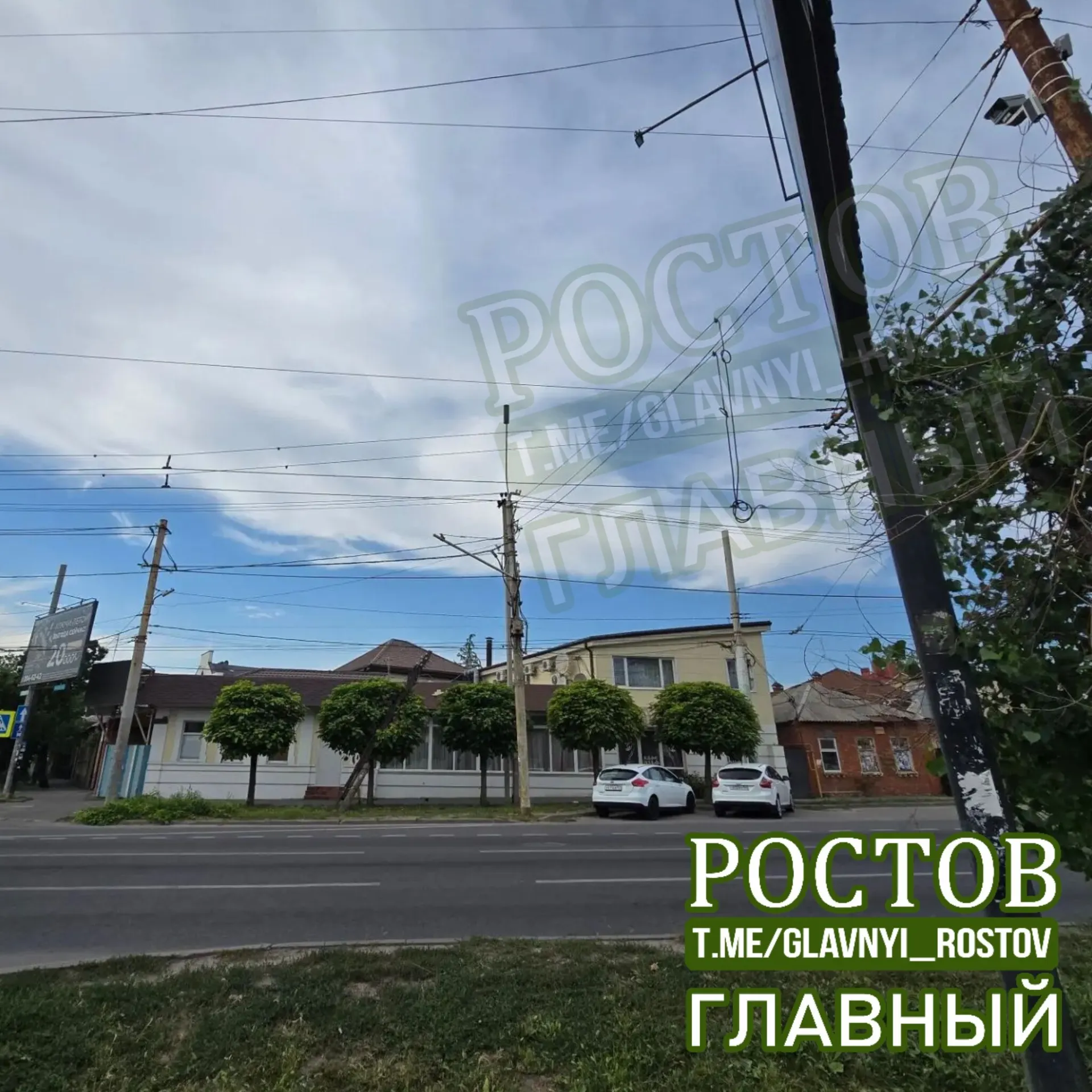 В Ростове-на-Дону на перекрёстке ул. Ларина и Немировича-Данченко появилась камера, фиксирующая нарушения ПДД: ремень безопасности, использование телефона, скорость и разметку.