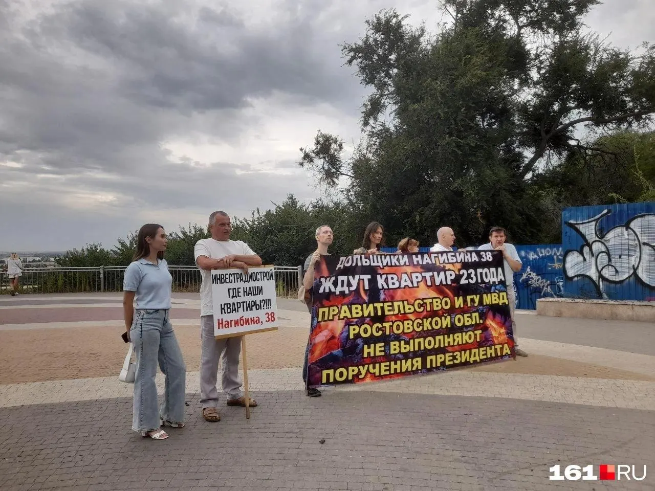 Дольщики требуют квартир или компенсаций после долгой борьбы: две победы Верховного суда не привели к решению проблемы. Митинг прошёл на Нагибина, 38; участники заявляют, что мирный путь исчерпан.