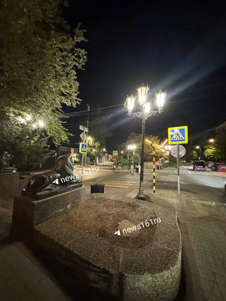 На перекрёстке улиц Семашко и Пушкинской срубили дерево. Фигура льва стала заметнее, но угол площади кажется пустым.