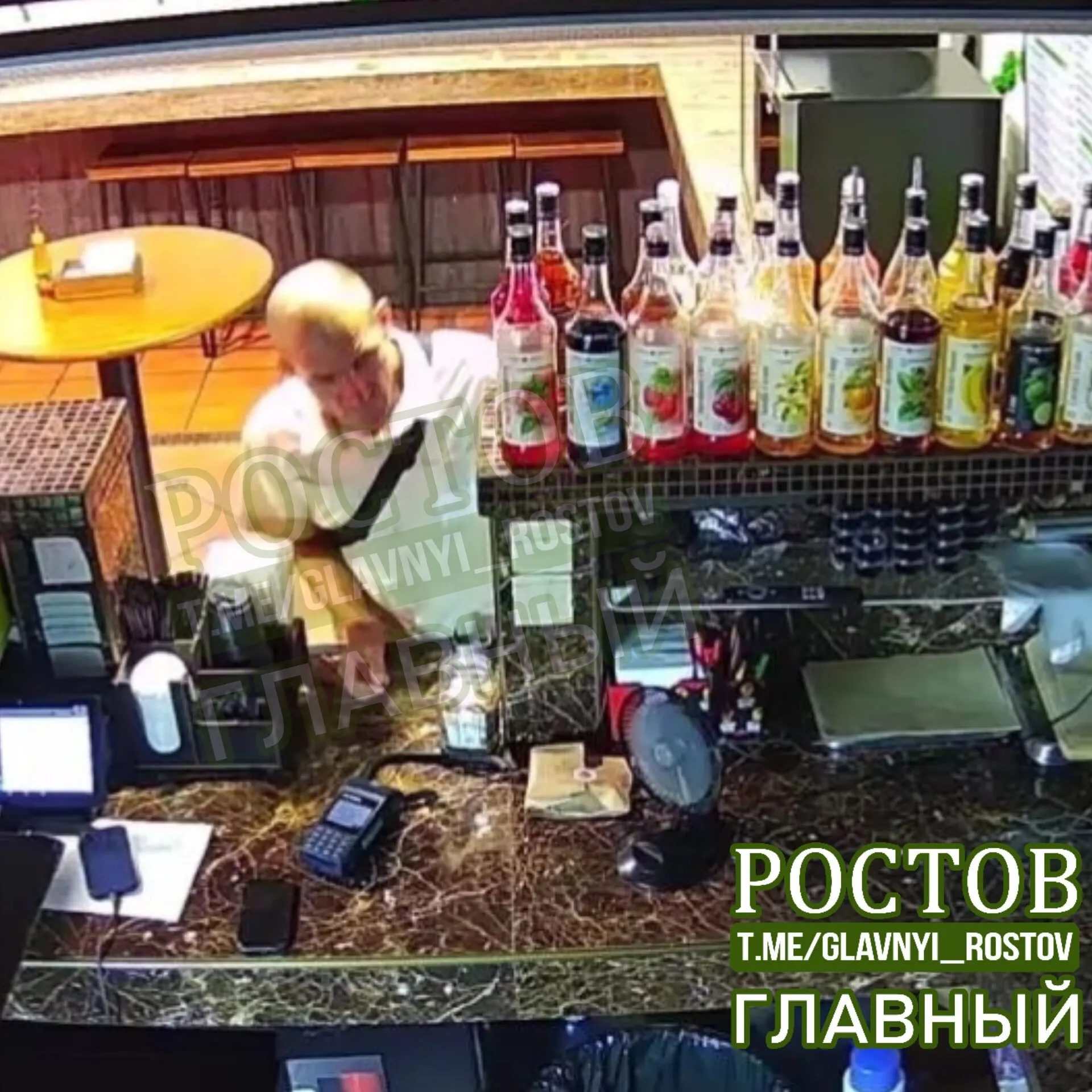 Кража произошла в кафе на улице Темерницкой, украдены два телефона (личный и рабочий). Заявление подано, подозреваемый разыскивается.