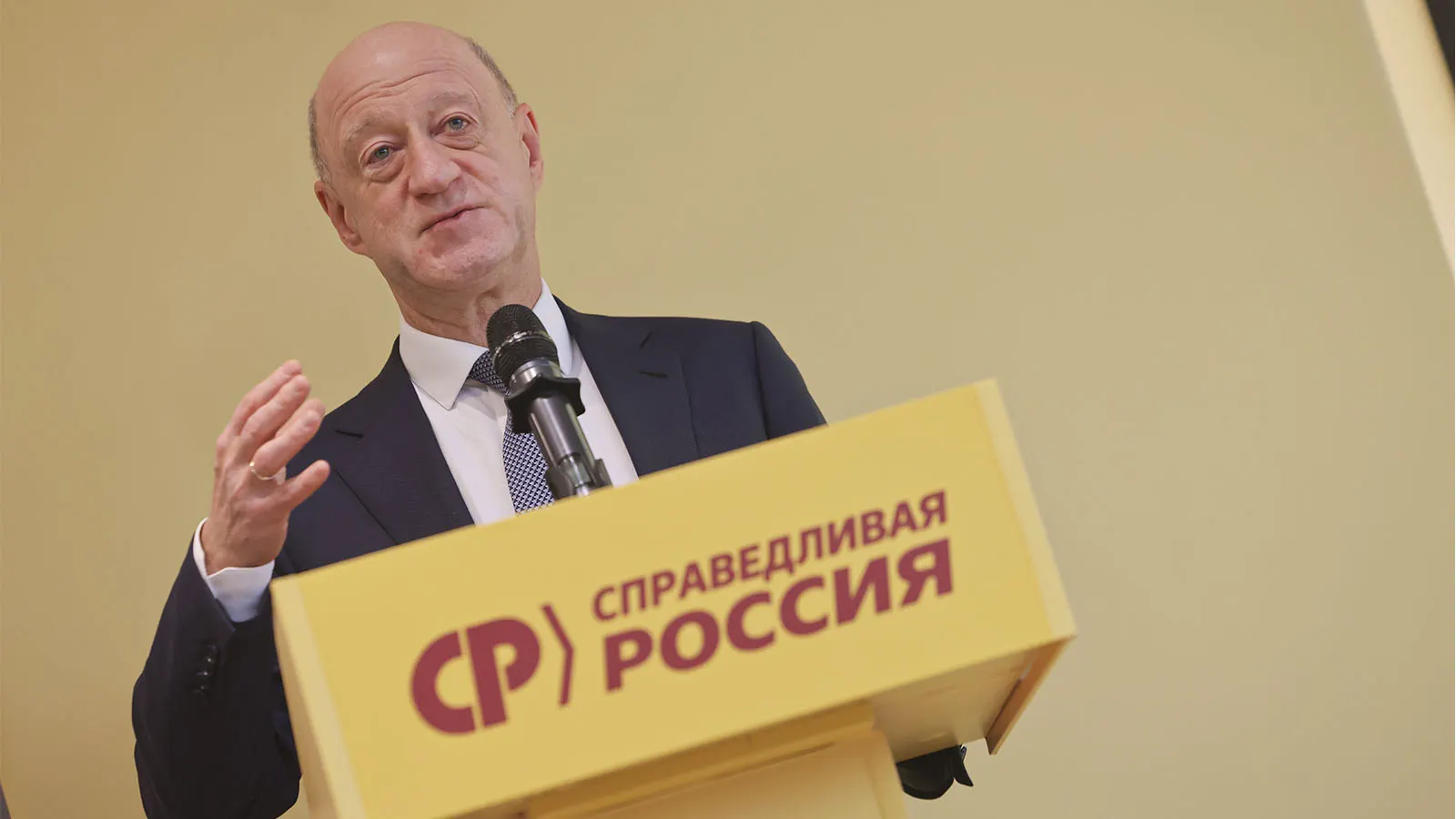 Лидерство в партии может измениться после травмы Миронова; обсуждают замену на пост лидера и возможность перераспределения ролей в структуре.