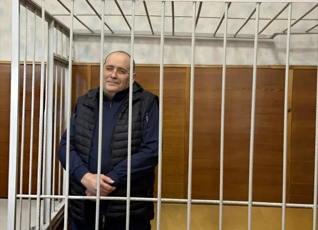 Экс-чиновник ЖКХ признан виновным во взятке в особо крупном размере. Суд вынес наказание: 9 лет колонии строгого режима и штраф; общая сумма взяток — около 4,41 млн рублей.