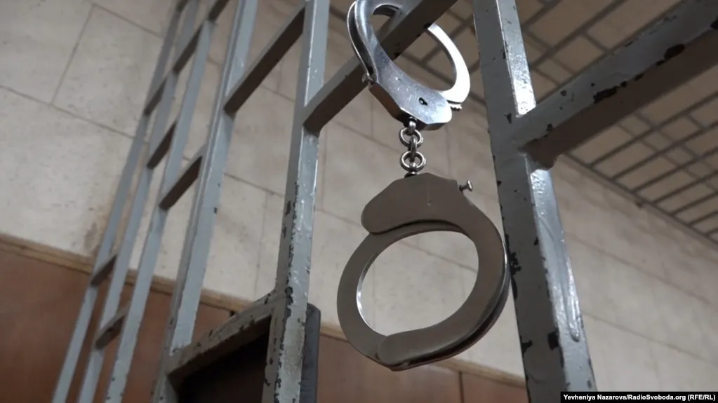 19-летняя иркутянка получила семь лет за попытку вступить в террористическую организацию и планировать службу в украинской армии; её отец получил 18 лет за государственную измену; правозащитники включили её в перечень лиц с политически мотивированными делами.