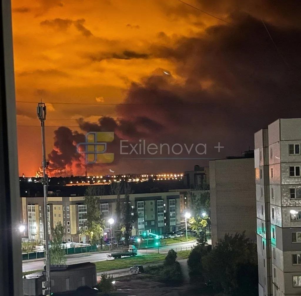Пожары вспыхнули на военном аэродроме Ростова-на-Дону и на нефтеперерабатывающем заводе в Ярославской области; позже сообщили об остановке двух НПЗ в Сызрани и Саратове из-за атак беспилотников.