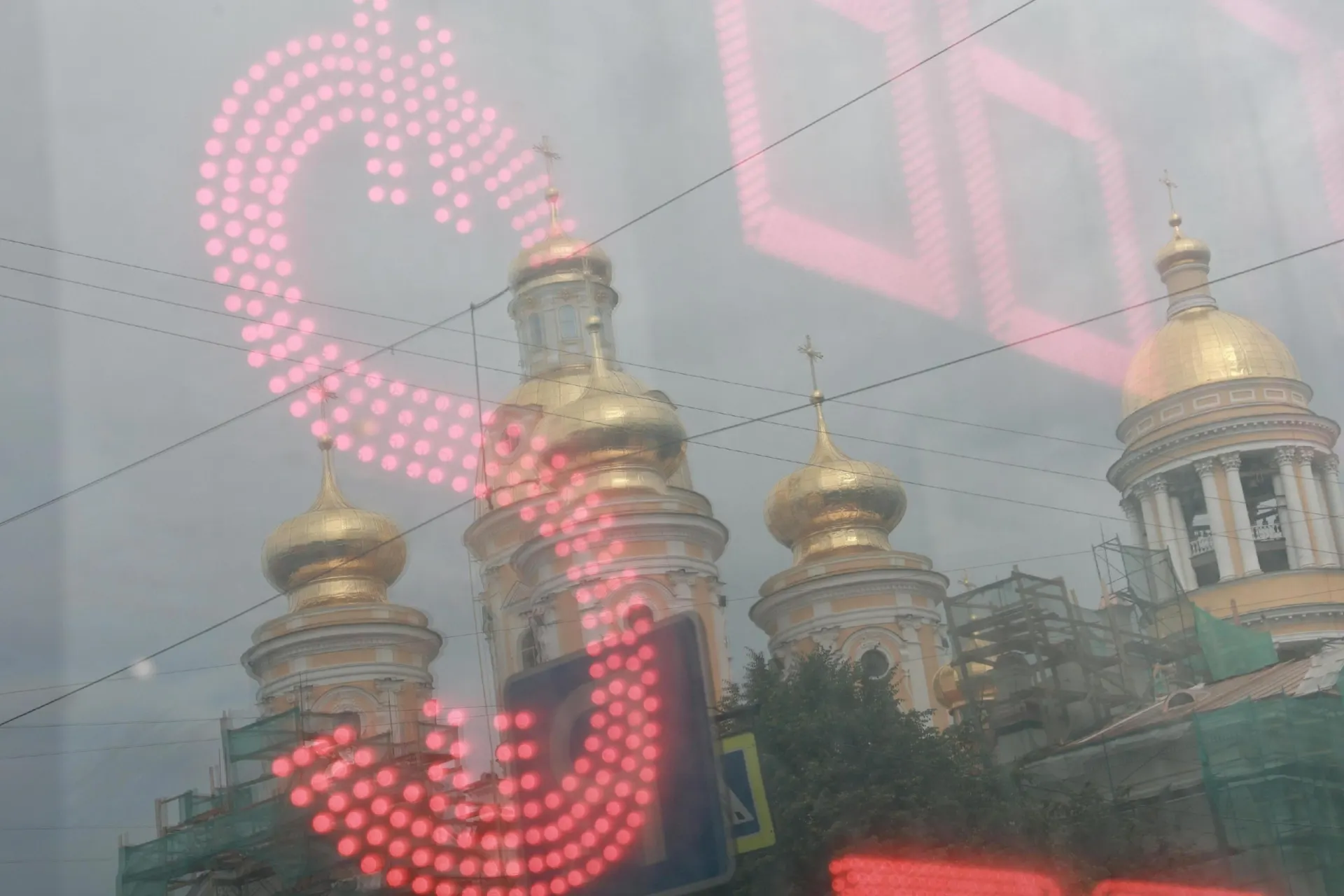 Дефицит валюты в экономике России и падение рубля за лето: эксперты обсудили перспективы дальнейшей динамики курса.