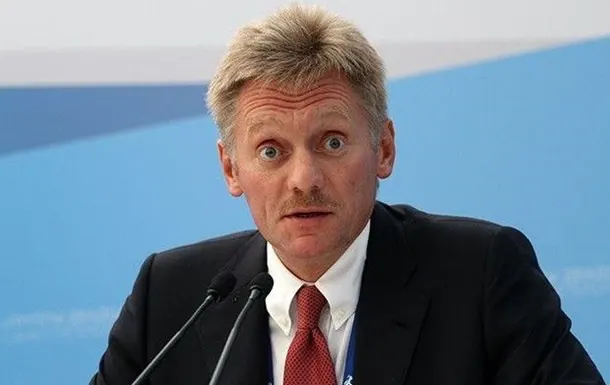 Пресс-секретарь президента заявил, что в РФ не ограничивают доступ журналистам, и Москва не вмешивается в работу СМИ США.