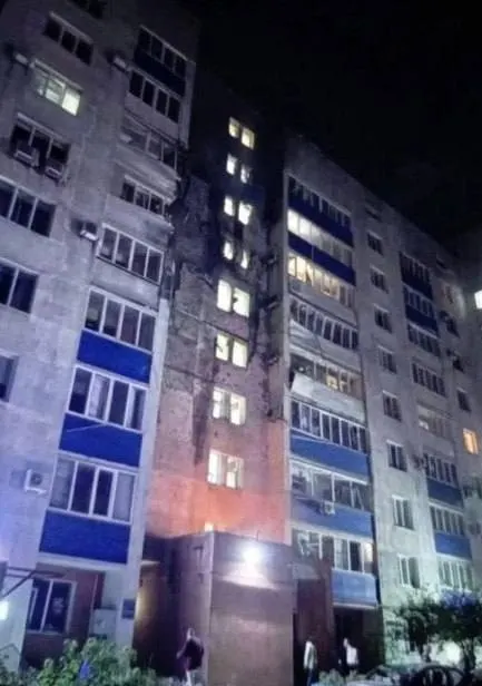 За ночь уничтожено 516 БПЛА. В Ленинградской области повреждён порт Усть‑Луга и зафиксирован пожар; в Самарской области пострадали жилые дома; в Белгородской области погиб один человек и 16 ранены, включая ребенка; были зафиксированы удары по Киеву.
