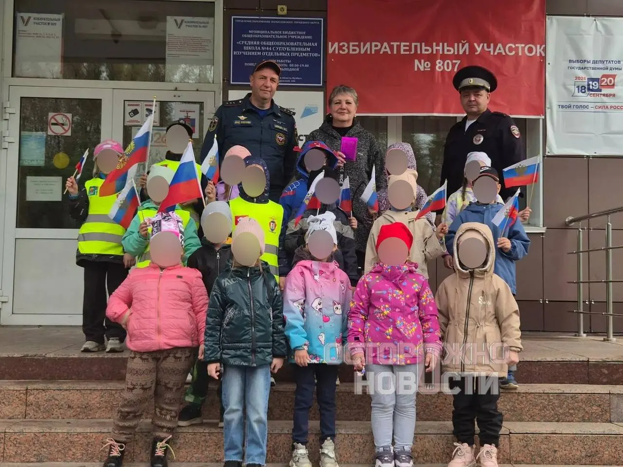 По сообщениям региональных СМИ в ряде детсадов якобы создавались условия для участия воспитанников в имитационных выборах: выдавали урны и бюллетени, назначали роли членов комиссии и наблюдателей, проводили экскурсии на участки.