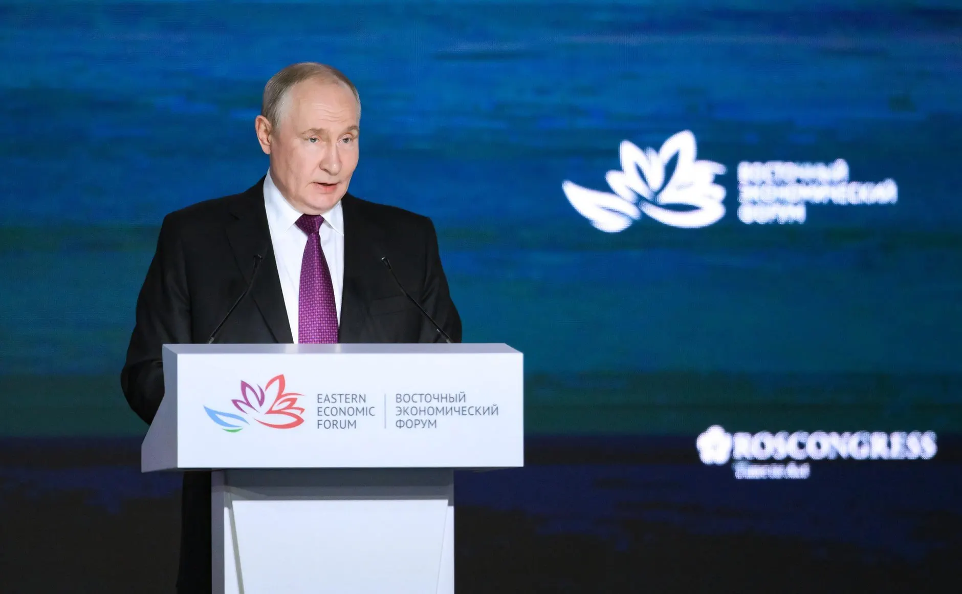 Путин на форуме отметил демографические вызовы и указал, что первый ребёнок у россиянок часто появляется ближе к 30 годам; он подчеркнул, что СВО не основной фактор снижения рождаемости.