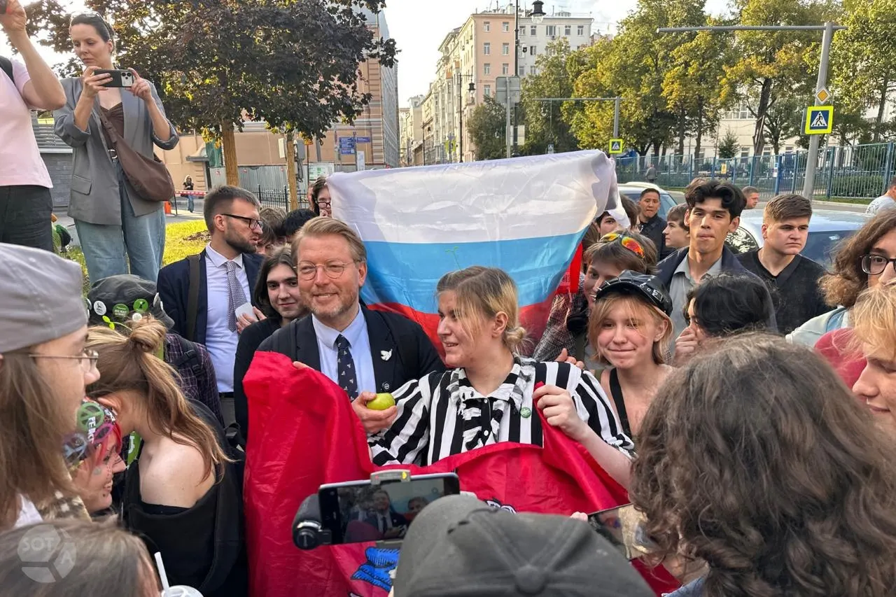 Суд отказался передавать жалобу на отмену регистрации федерального списка «Яблока» на выборы в Госдуму в Президиум; причины отказа пока неизвестны.
