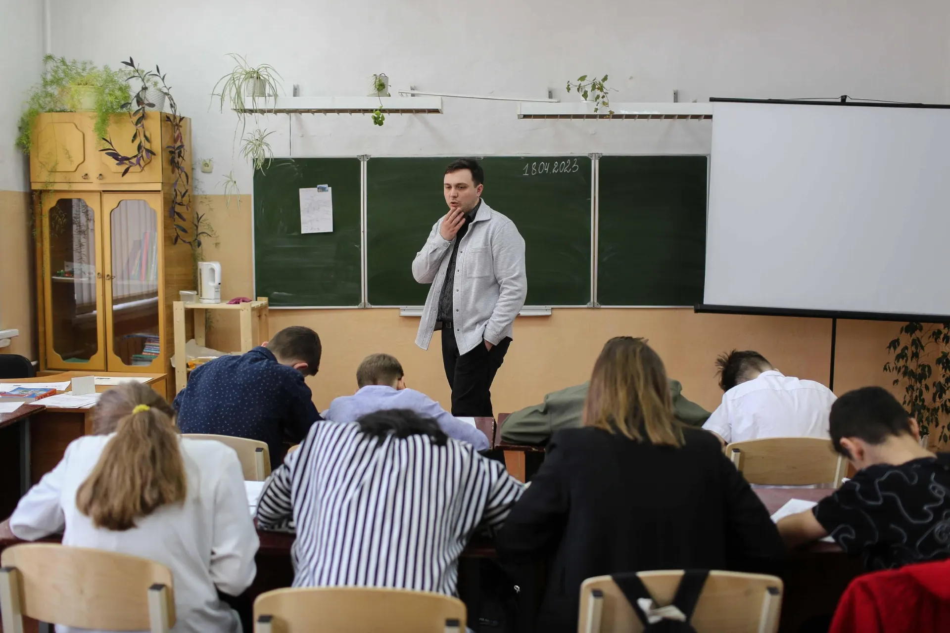Минпросвещения добавило в расписание ещё один час истории, однако мера затрагивает не все школы. Разбираемся, что изменилось и кому это касается.