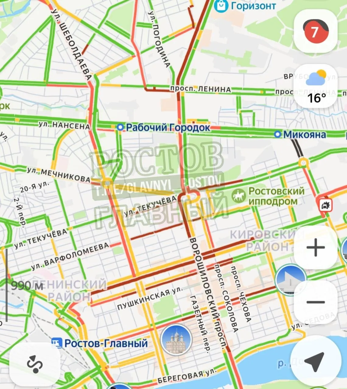 Из-за поломки светофоров в центре города движение заметно затруднено.