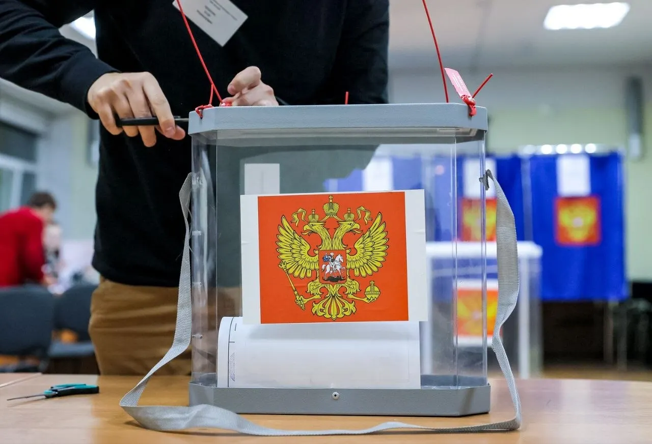 Экзитполы второго дня: лидер — «Единая Россия» 53,5%. Далее — КПРФ 14,5%, ЛДПР 10,1%, «Новые люди» 8,4%, «Справедливая Россия» 6,0%, Партия пенсионеров 2,8%, испорченные бюллетени 1,5%; 37% опрошенных воздержались. При подтверждении официальными результатами — возможное увеличение доли у «Новыми людьми» по сравнению с 2021 годом.