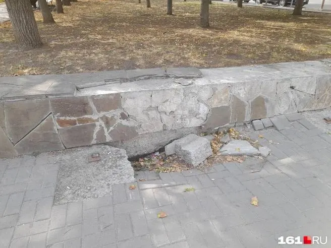 В сквере имени Седова планируют обновить ограждение на смотровой площадке; в парке зафиксированы сломанные лавочки, просевшая плитка и засохшая трава. Вопрос благоустройства обсудят в следующем году, а сухие деревья вырубят до конца года.
