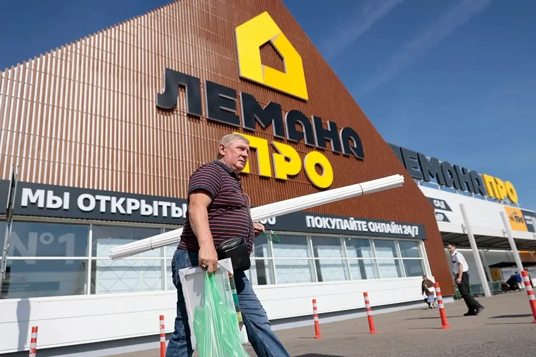 Сообщается о передаче ряда активов логистического холдинга под временное управление и назначении Дениса Исаева на пост руководителя российского подразделения; материалы освещают изменения в структуре владения, а также финансовые итоги переданных активов.