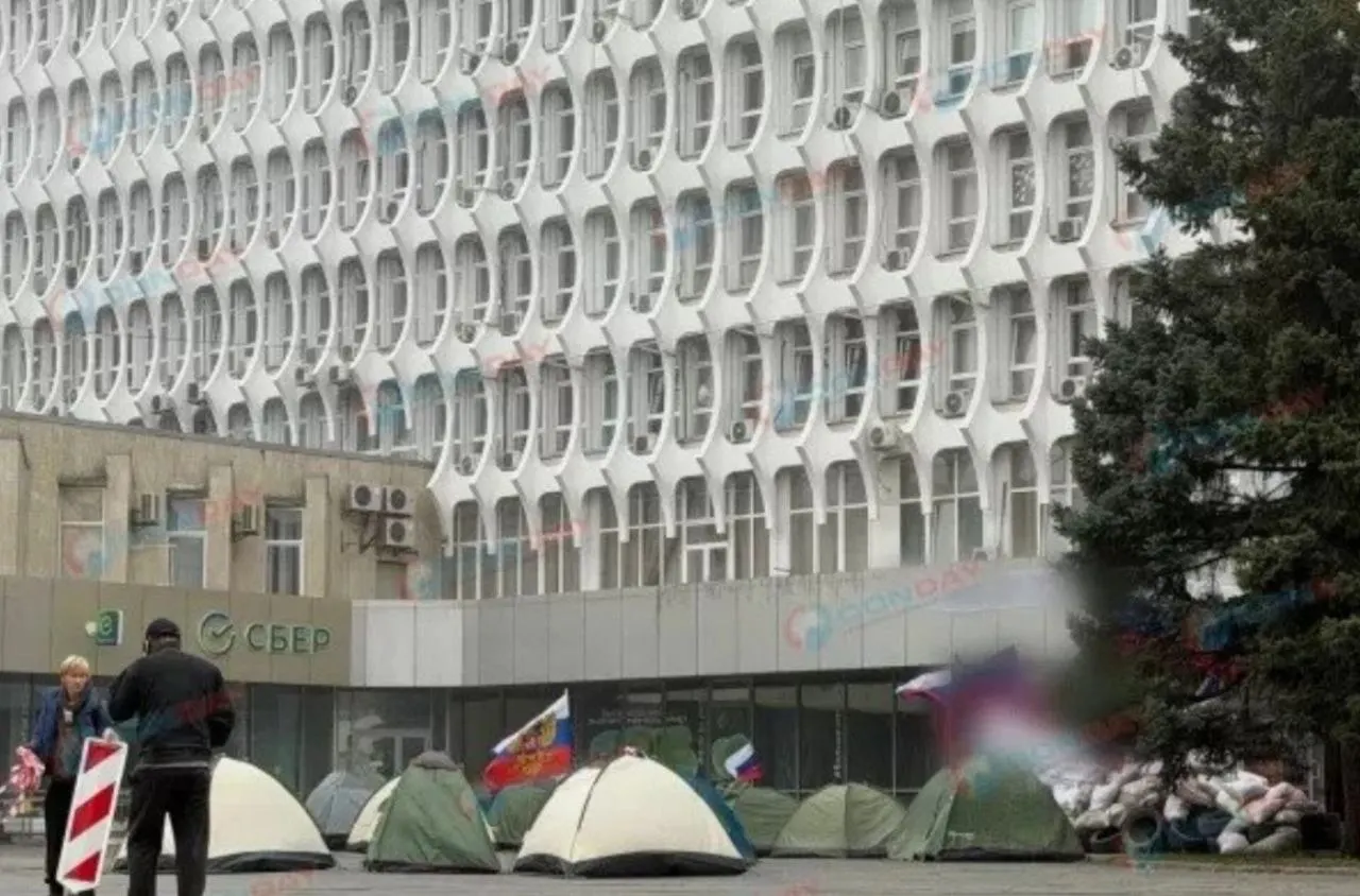 В районе Дома Профсоюзов развернули лагерь съемочной группы: палатки, флаги и фургоны для актеров и команды.