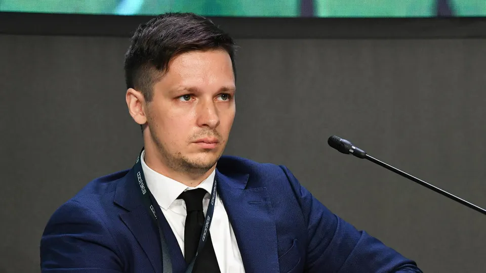 Рассматривается рост доли государственного сектора в экономике РФ, новые налоговые изменения и влияние на бюджет и инвестиции.
