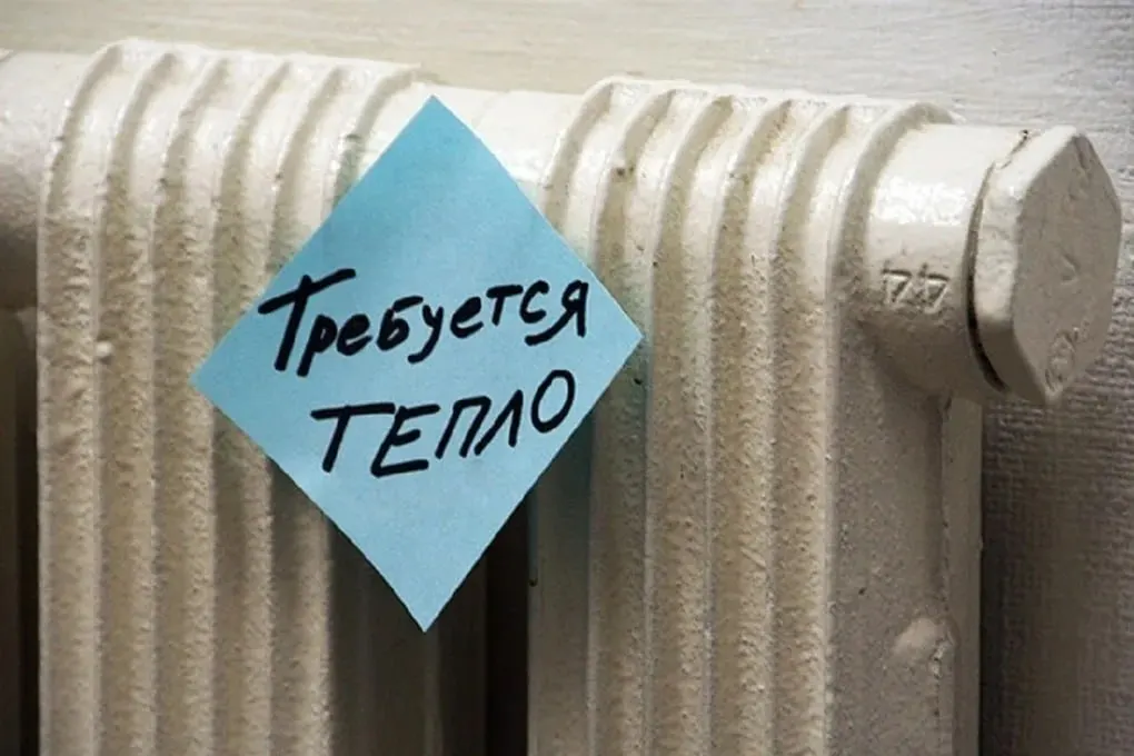 Многоэтажки Ростова-на-Дону остаются без тепла и горячей воды; жильцы требуют объяснений от УК и городских служб.
