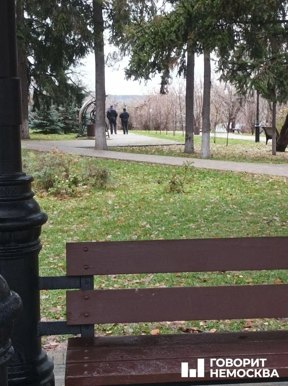 Акции памяти проходят в разных городах России: Ростов-на-Дону, Томск, Бийск, Тюмень, Пермь, Абакан и другие; порядок охраняют полицейские.