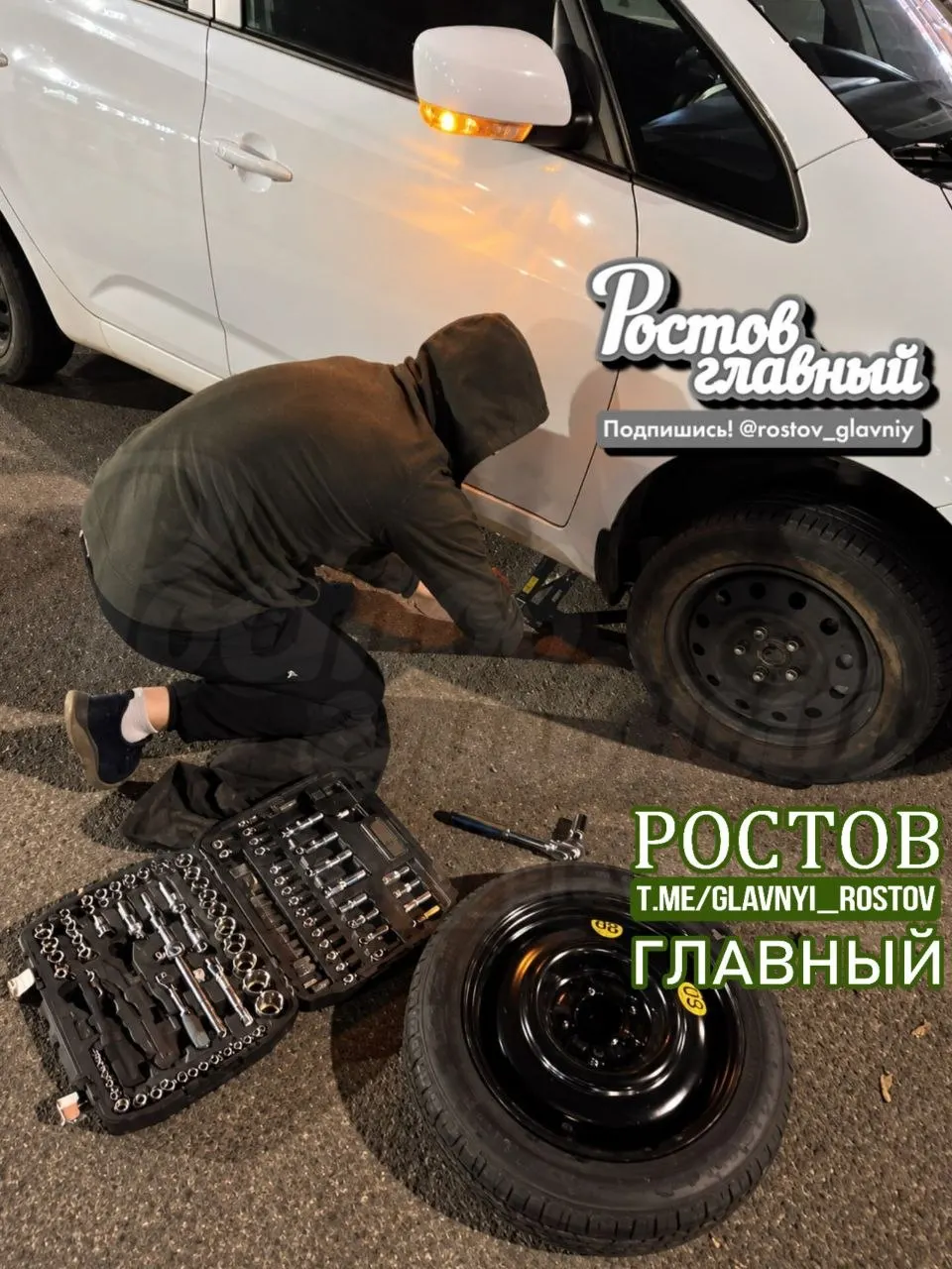 Жительница Ростова-на-Дону попала в непростую ситуацию после прокола колеса: прохожие мгновенно пришли на помощь и сами поменяли колесо.