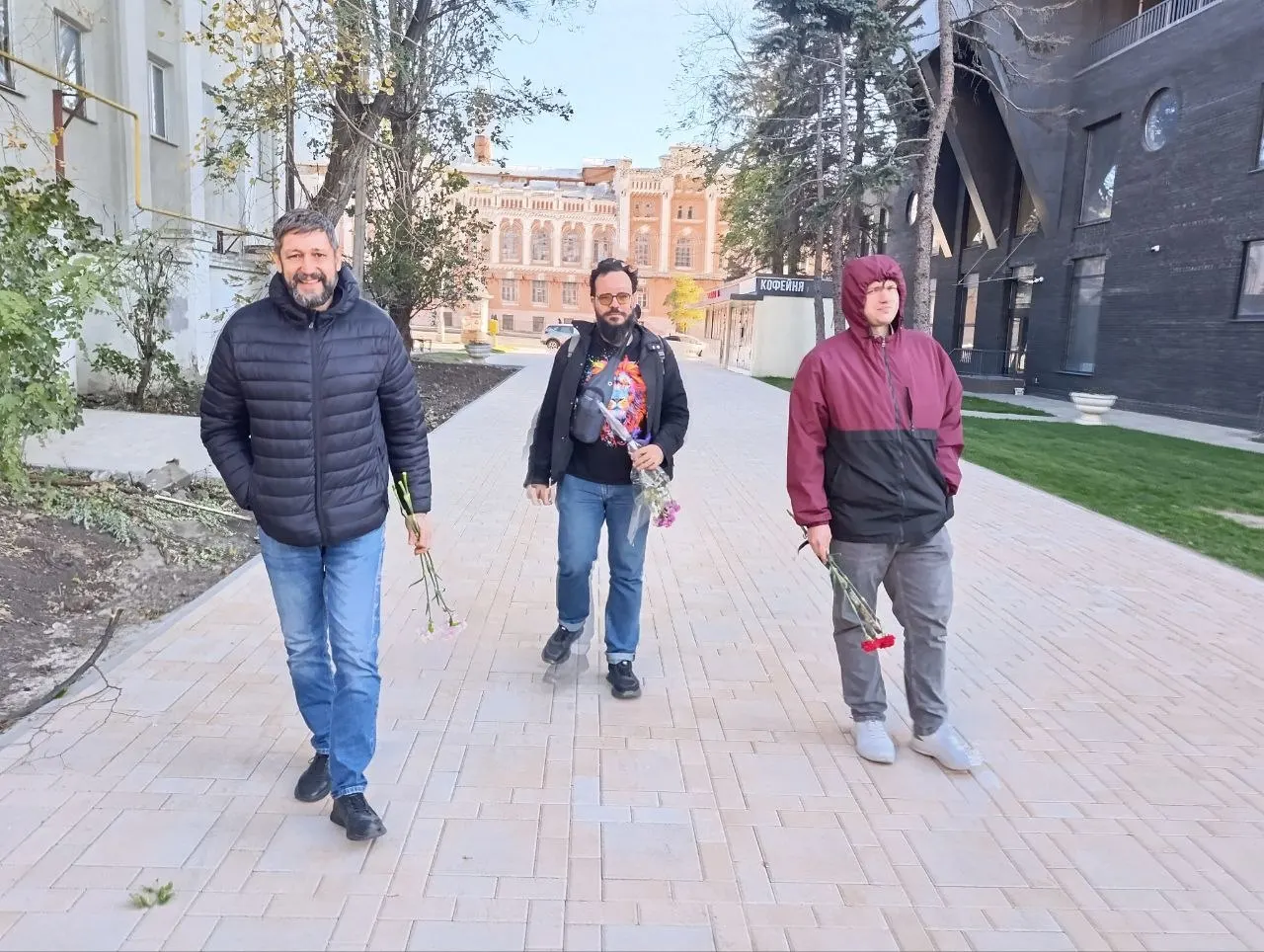 Полиция остановила участников акции памяти жертв политических репрессий, потребовав объяснений и зафиксировав их данные.