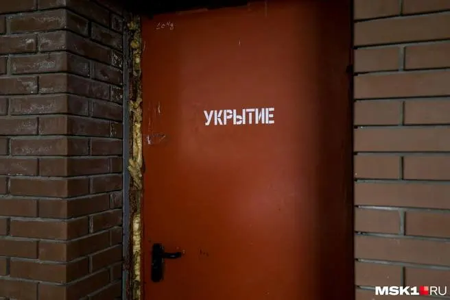 Городские власти обсуждают закупку железобетонных укрытий; жители Ростова могут укрываться в подвалах, а в Таганроге запланирована установка новых укрытий. Сирены звучат при ракетной опасности.